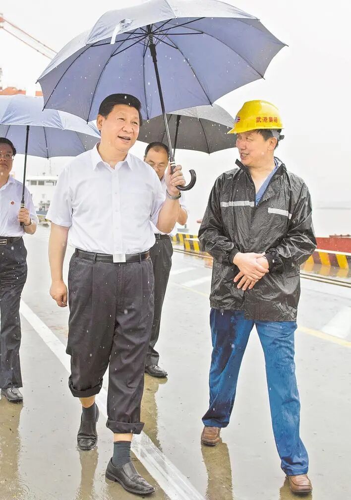 凯发K8旗舰厅AG|我睡过的七个大佬同时找上门|13年前总书记大雨中留下一张照片