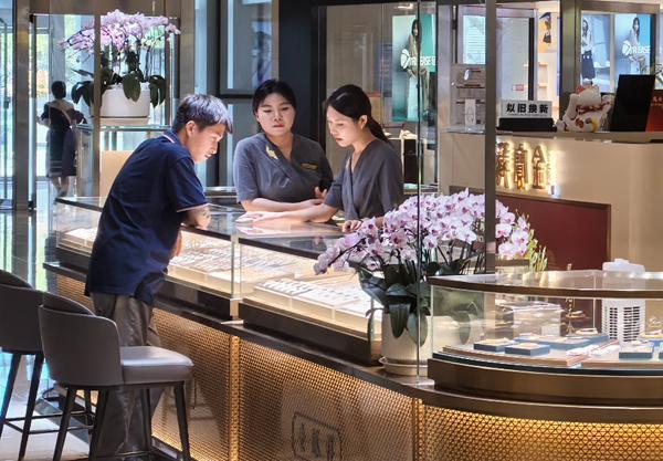 澳门威斯泥斯人涨也纠结 跌也犹豫：普通人买黄金消费|波肖门尾图|还是投资？