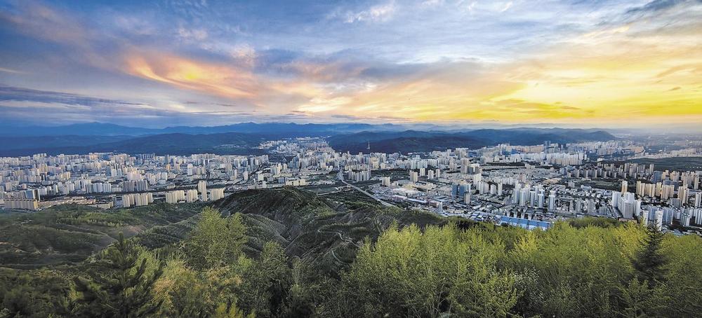 北山大墩岭“西宁之眼”作为西宁热门观光打卡点,凭借开阔视野,成为市民休闲、游客了解城市风貌的好去处,雨后的绝佳视野,更是为上山游览增添别样体验。本报记者 祁国彪 摄