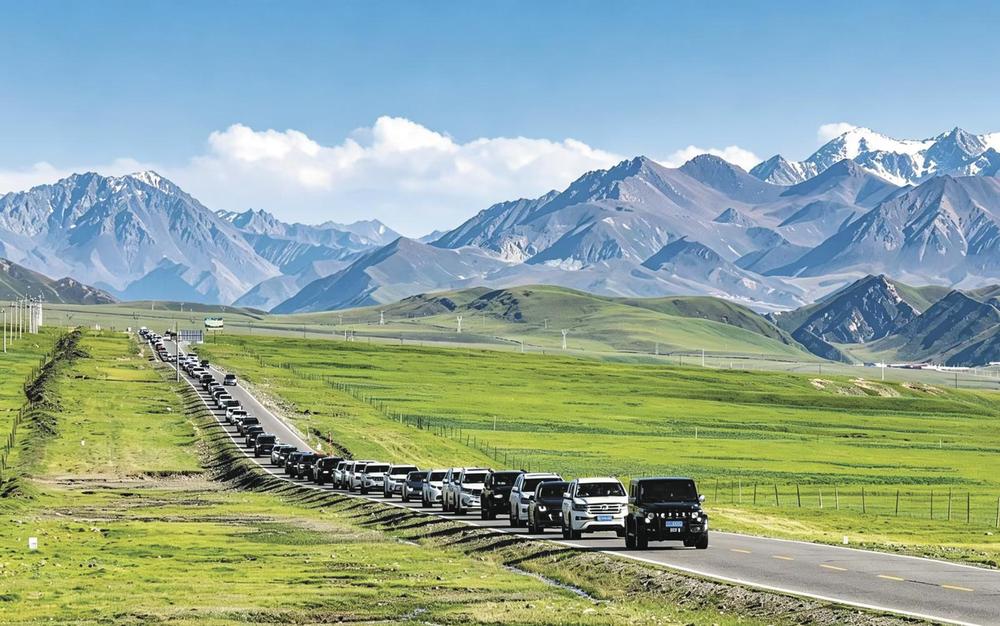 “北驾祁连·9号公路”上的自驾车辆。祁连县文体广电旅游局提供