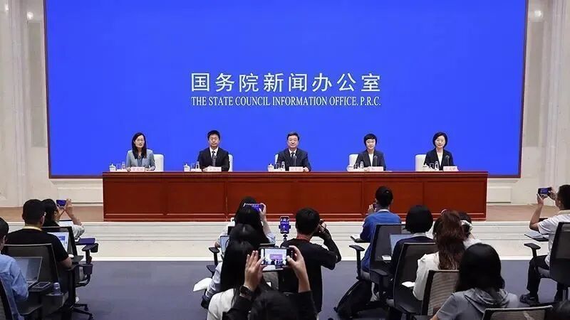 7点出发｜“还原她落网后的样子”人贩子“梅姨”第四版画像曝光！刑侦模拟画像专家称与之前有明显差异→(图1)