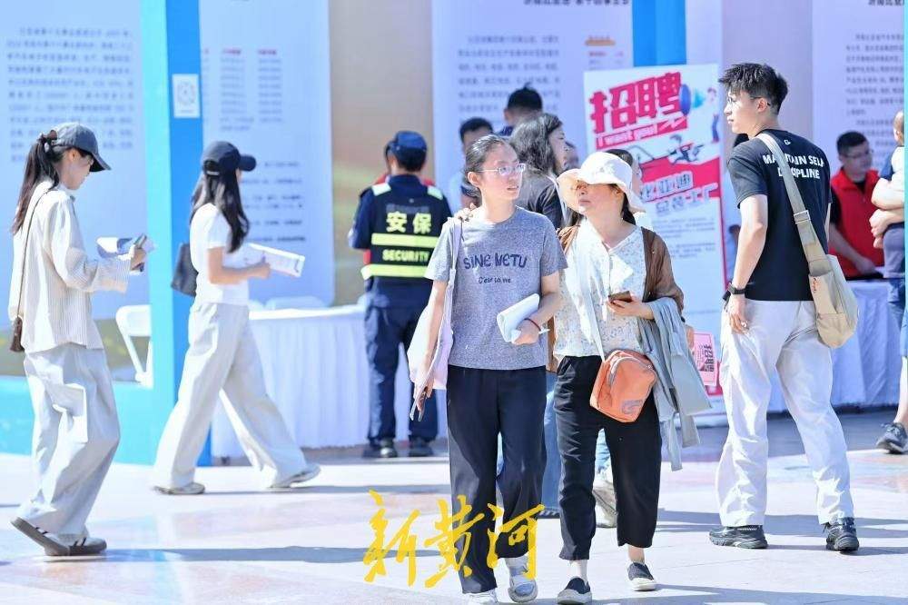 泉城广场搭台送岗,近300家企业现场揽才