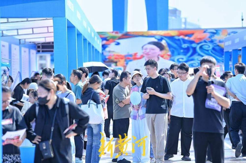 泉城广场搭台送岗,近300家企业现场揽才