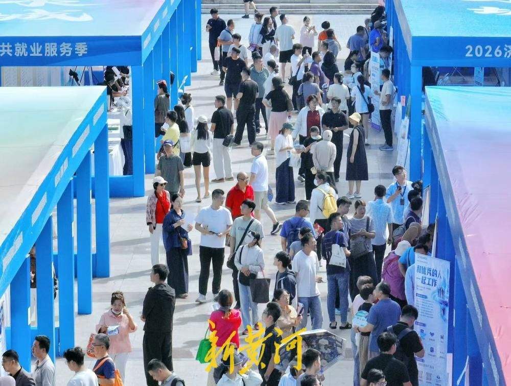 泉城广场搭台送岗,近300家企业现场揽才