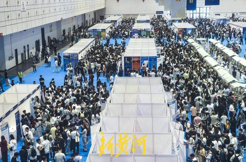 数万求职者涌入人才招引大会 16大专区精准对接