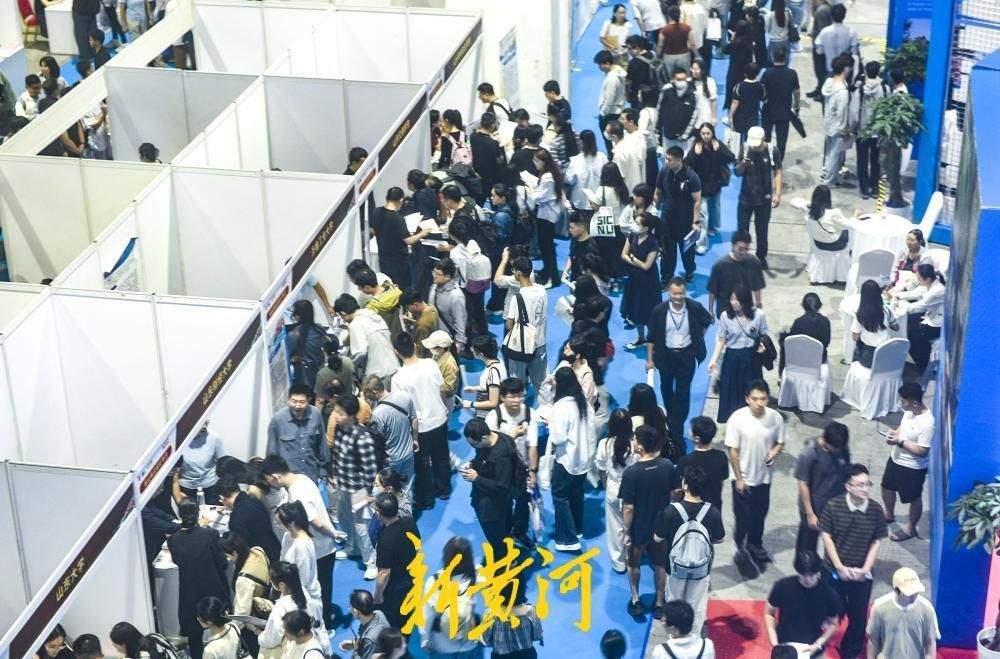 数万求职者涌入人才招引大会 16大专区精准对接