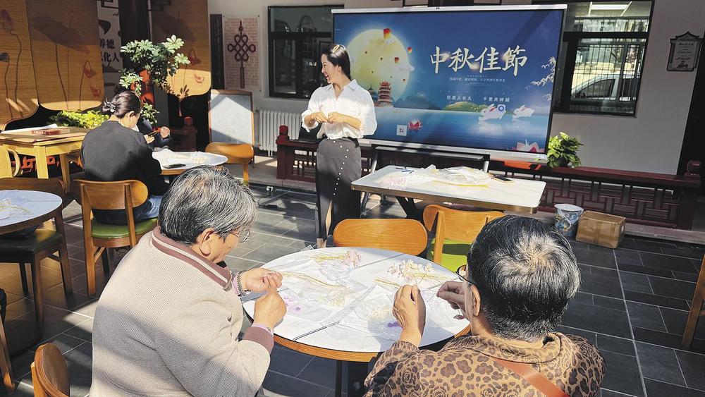 9月22日,中秋佳节来临之际,西宁市城北区朝阳街道朝阳西路社区在宁瑞水乡小区举办“宁瑞里·驿家小院”党群服务站启动仪式暨第二届幸福里文化节。活动以阵地启用、文艺展演、邻里欢聚、便民服务、暖心慰问等形式,把“家”的氛围拉满。全新升级的“宁瑞里·驿家小院”党群服务站坚持党建引领、便民惠民、共治共享、民族相融的建设理念,打造全龄食堂、青少年托管中心等九大功能服务区域,切实打通党群服务“最后一米”,让驿家小院成为辖区各族群众就近办事、就近学习、就近活动、就近互助的家门口幸福阵地。本报记者 郭靓 摄