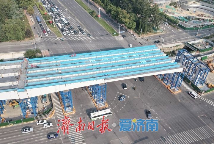 凤凰黄河大桥南延工程钢箱梁开始上跨经十路