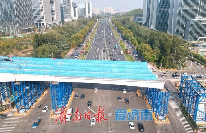 凤凰黄河大桥南延工程钢箱梁开始上跨经十路