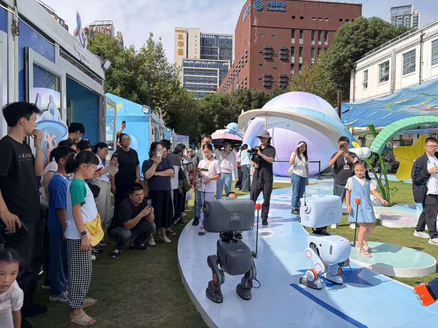 机器人带来“科技+节日”盛宴成都“智创国庆”系列活动点燃科技文旅新热潮(图2)