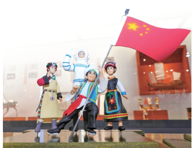 巧手雕琢家国情 非遗献礼庆国庆