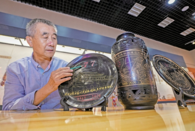 巧手雕琢家国情 非遗献礼庆国庆