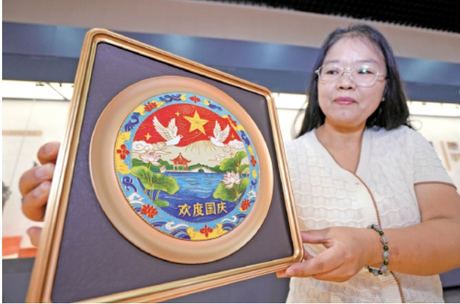 巧手雕琢家国情 非遗献礼庆国庆