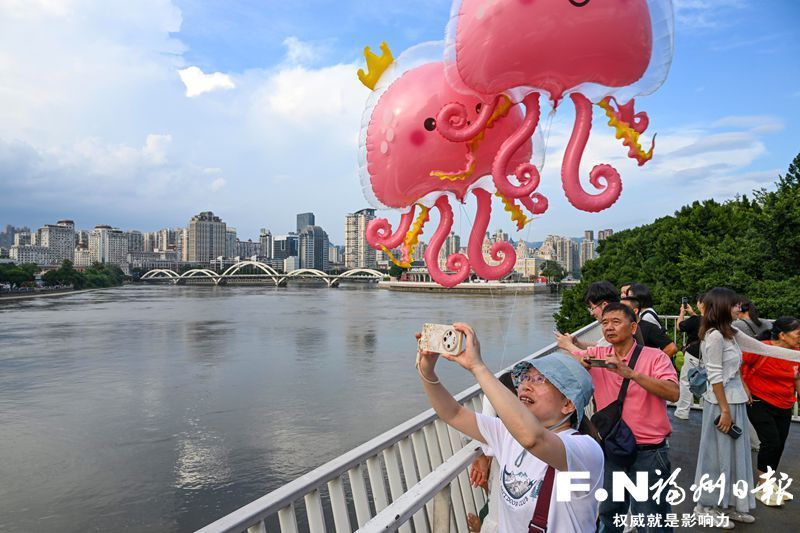 江风拂两岸 绿意满榕城 江风拂两岸 绿意满榕城