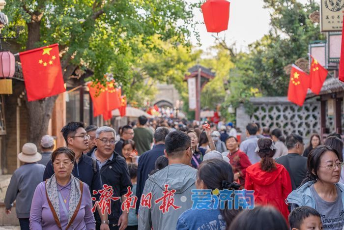 济南:满城“中国红”点燃国庆文旅热潮