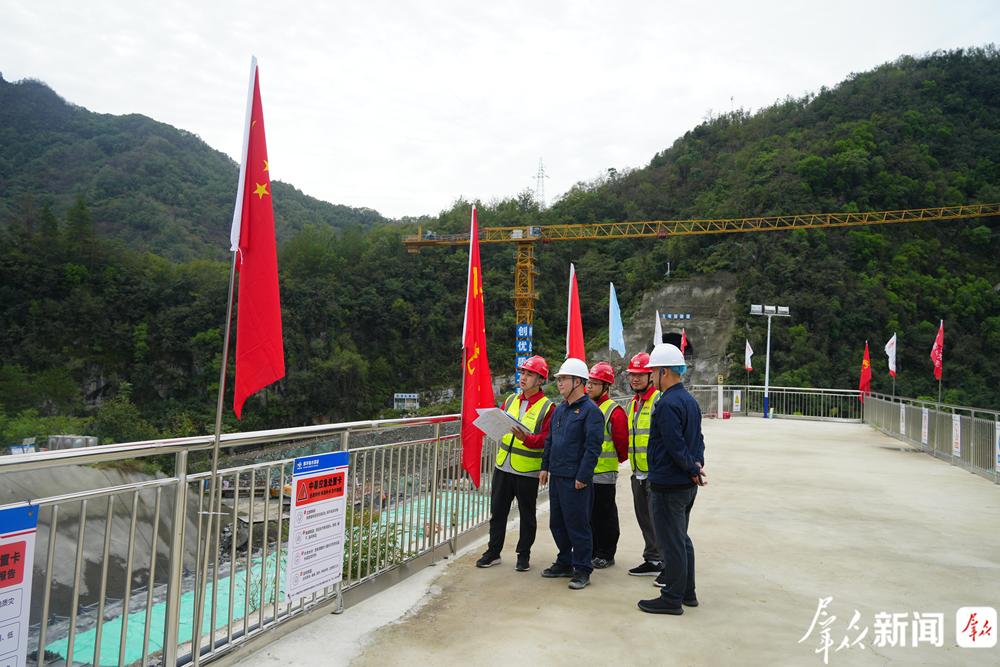 10月2日,陕西佛坪抽水蓄能电站项目技术人员现场探讨优化技术方案。受访单位供图