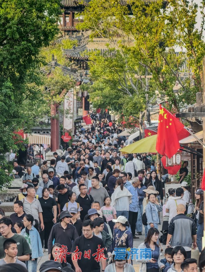 济南:满城“中国红”点燃国庆文旅热潮
