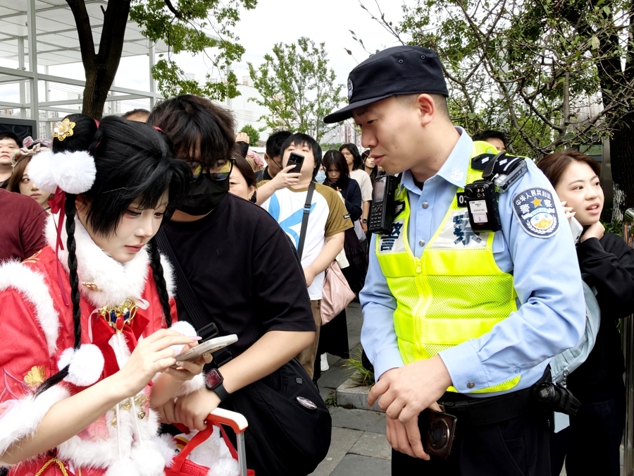 杨浦民警在现场为群众提供服务。杨浦公安分局供图