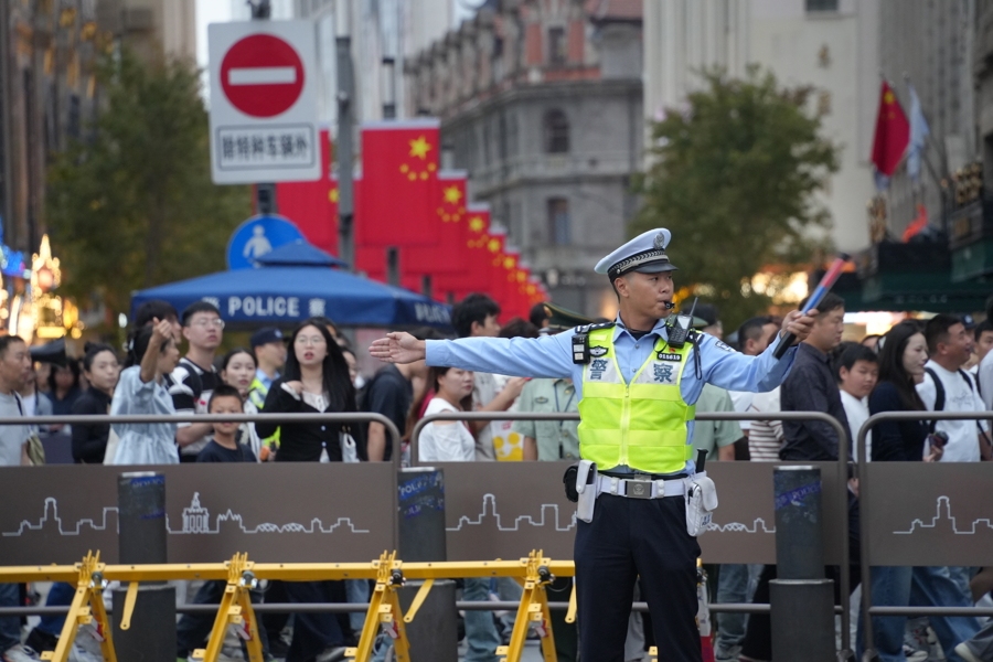 黄浦交警正在外滩执勤。黄浦公安分局供图