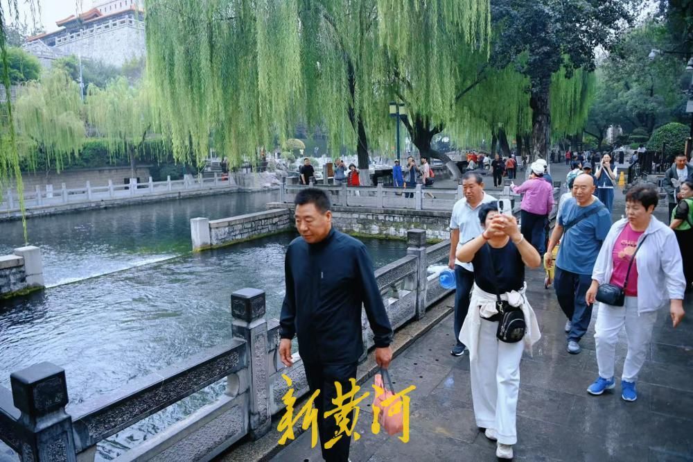 冷空气送秋意,泉城秋景醉游人