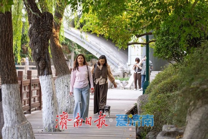 护城河畔秋色正好,市民乐享泉畔慢生活