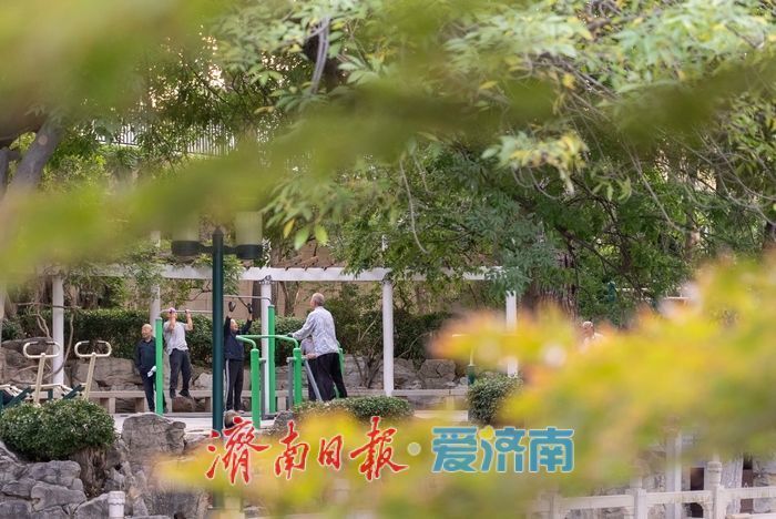 护城河畔秋色正好,市民乐享泉畔慢生活