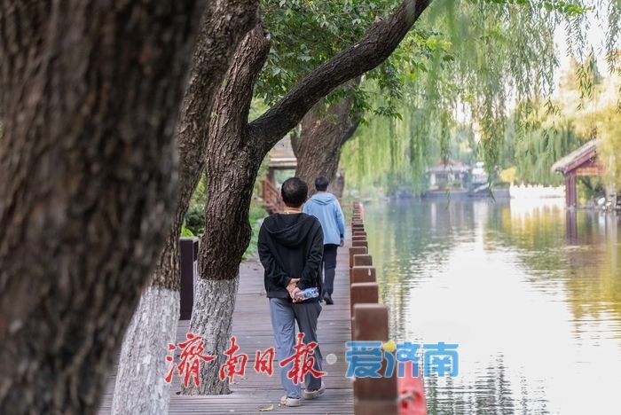 护城河畔秋色正好,市民乐享泉畔慢生活