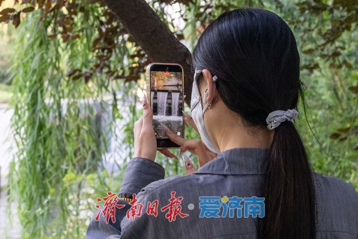护城河畔秋色正好,市民乐享泉畔慢生活