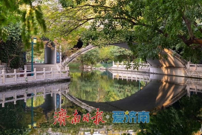 护城河畔秋色正好,市民乐享泉畔慢生活